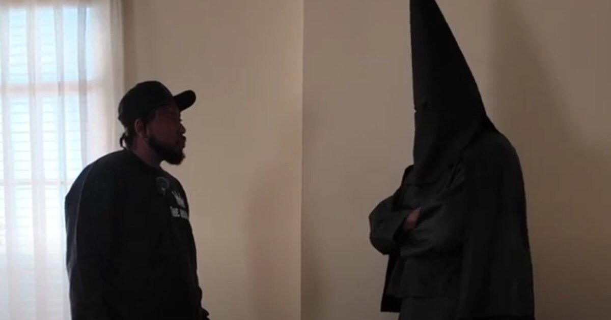 Kanye West fekete Ku-Klux-Klan-jelmezben, horogkeresztes nyaklánccal a nyakában mondta el, sosem akart gyereket Kim Kardashiantól