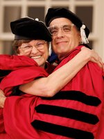 Karikó Katalin és Tom Hanks ölelkezve vették át díszdoktori címeiket a Harvardon