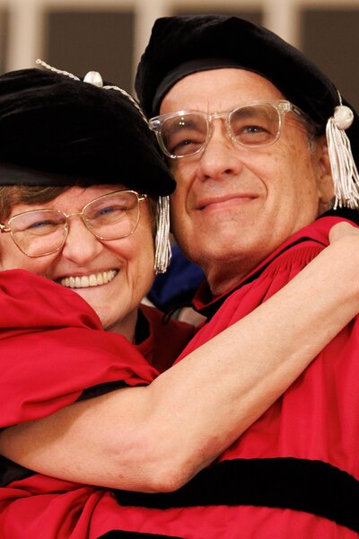 Karikó Katalin és Tom Hanks ölelkezve vették át díszdoktori címeiket a Harvardon