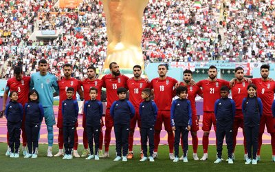 Katar 2022: az iráni focicsapat szolidaritásból nem énekelte el a himnuszt 