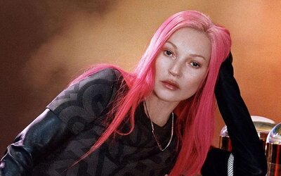 Kate Moss pink hajjal repít vissza minket a 90-es évekbe 