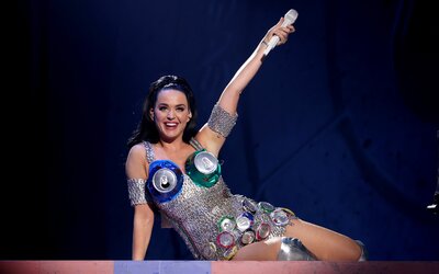 Katy Perry a Vogue-nak mutatta meg titkos képességét, és most mind lúzernek érezzük magunkat