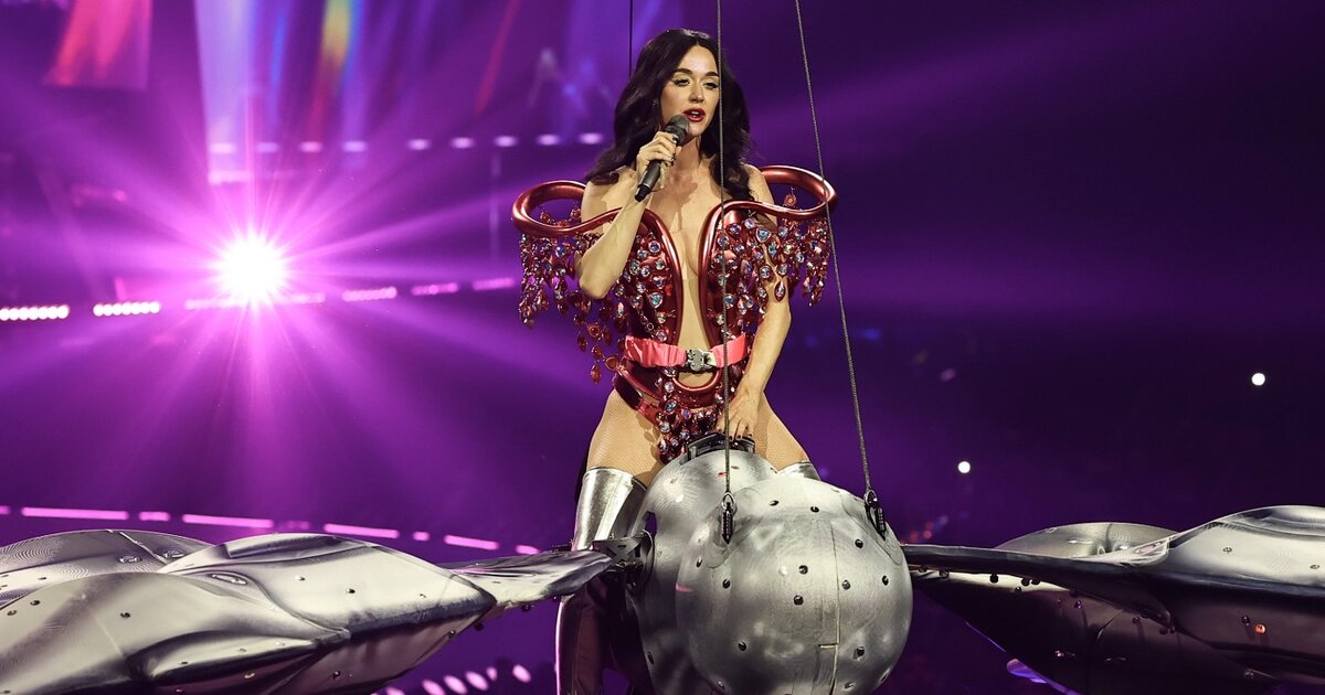 Katy Perry kis híján a közönségére zuhant koncert közben