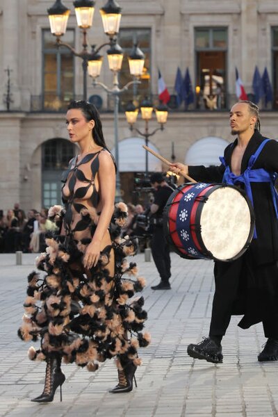 Katy Perry meztelenruhában, masírozó férfiakkal a háta mögött vonult végig a Vogue divateseményén