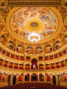 Késéssel, Don Giovanni-díszletben adták elő a Hunyadi Lászlót az Operában, sorra álltak fel a nézők