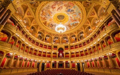 Késéssel, Don Giovanni-díszletben adták elő a Hunyadi Lászlót az Operában, sorra álltak fel a nézők