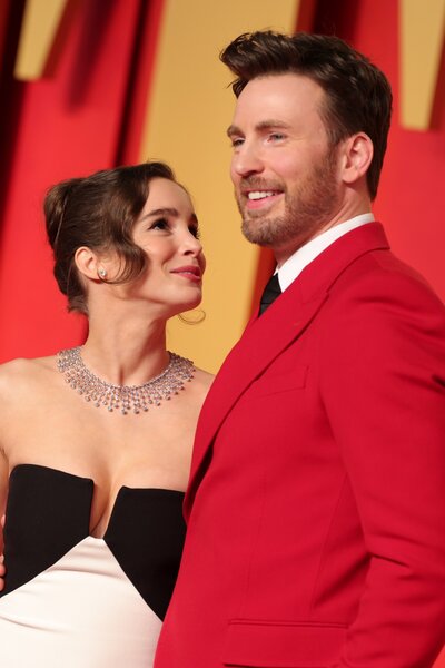 Két évvel titkos esküvője után apa lett Amerika Kapitány