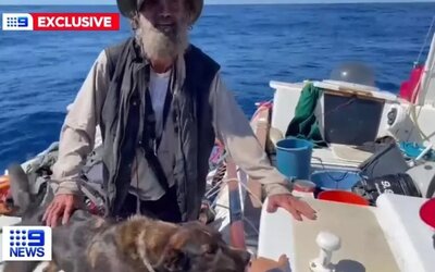 Két hónapig rekedtek az óceánon az ausztrál tengerész és a kutyája, Bella – túlélték