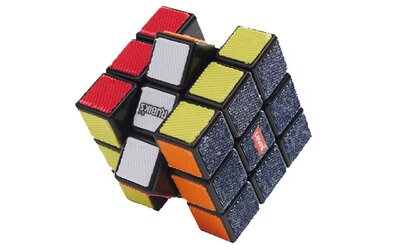 Két ikonikus márka megálmodta és piacra dobta a farmerből készült Rubik-kockát 