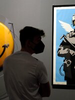 Ki állhat a Banksy művésznév és a világ leghíresebb streetart-alkotásai mögött?
