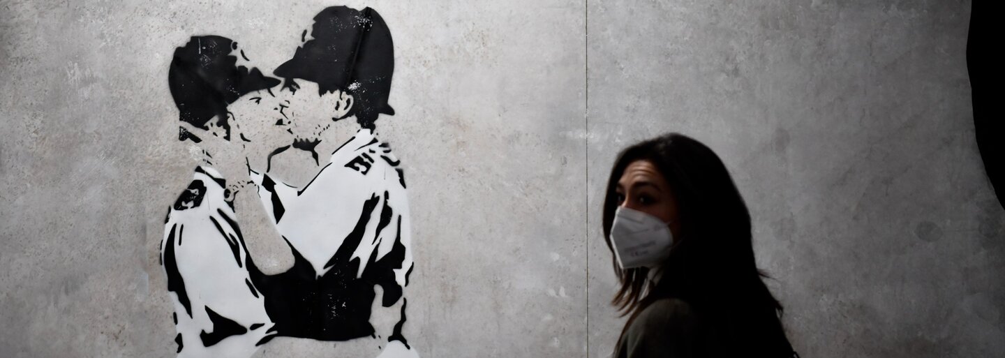 Ki állhat a Banksy művésznév és a világ leghíresebb streetart-alkotásai mögött?