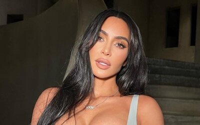 Kim Kardashian bundát villantott – Ezzel pedig békejobbot nyújtott a „pedofil” Balenciagának