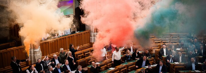 Kitiltották Hadházy Ákost és több momentumos képviselőt a Parlamentből