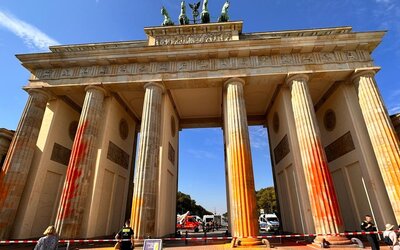 Klímaaktivisták festették át Berlin egyik leghíresebb műemlékét