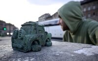 Kolodko Mihály a főváros egyik legforgalmasabb terén parkolta le a Vissza a jövőbe-filmeket idéző szoborjárgányát
