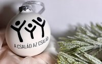 Külön, de közös karácsonyfadíszítésre hív Novák Katalin és a Szivárványcsaládokért Alapítvány