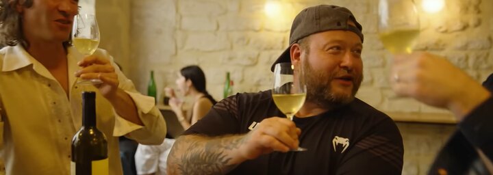Lázadni az italon át: mik azok a natúr borok, és miért válnak egyre népszerűbbé még rapperkörökben is?