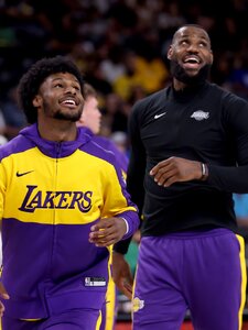 LeBron James és fia, Bronny sporttörténelmet írt az NBA-ben