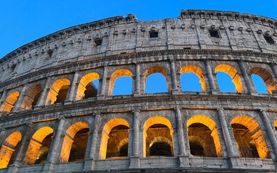 Levélben kért elnézést a huszonéves fitneszedző, aki kulccsal véste a barátnője és saját nevét a Colosseum falába
