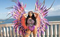 Lila angyalszárnyak és szivárványos Vuitton-táska – Nicki Minaj magasan elvitte a 2023-as karneválszezont