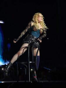 Madonna elborult a színpadon, majd szemrebbenés nélkül folytatta a koncertjét