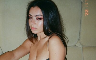 Még nincs vége a Brat Summernek: Billie Eilishsal kollaborálhat Charli XCX