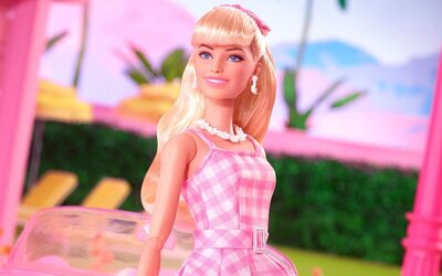 Megérkeztek a Barbie-film karaktereiről mintázott babák, amikre a színészek egy videóban reagáltak 