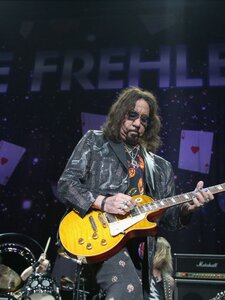 Meghalt Ace Frehley, a KISS alapító gitárosa