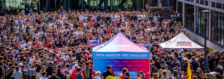 Meghalt Charlie Kirk trumpista influenszer, miután lelőtték egy beszéde közben