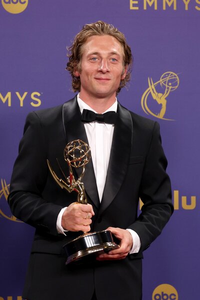 Megmutatták az első képet a fiatal Bruce Springsteent alakító Jeremy Allen White-ról