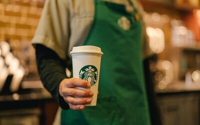 Megnyitja első magyarországi autós kávézóját a Starbucks