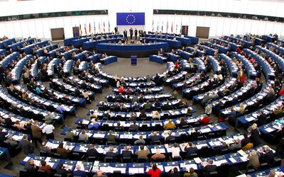Megszavazták az uniós médiatörvényt: a közmédiának politikai nyomástól függetlennek kell lennie