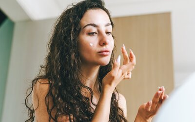 Mi okozza a száraz bőrt, és hogyan ápoljuk? Van egy tippünk, ami tényleg működik!