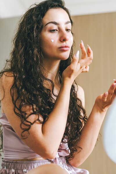 Mi okozza a száraz bőrt, és hogyan ápoljuk? Van egy tippünk, ami tényleg működik!