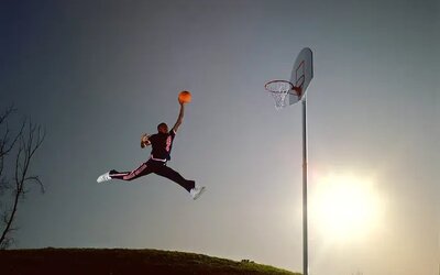 Michael Jordan elfelejtett pillanata: a Nike-szerződés előtt New Balance cipőben feszített, az ügy pedig a bíróságig jutott 