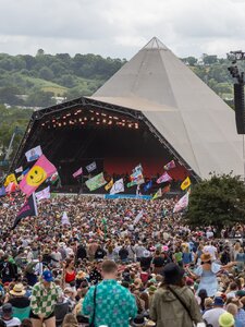 Mindössze 35 perc alatt elfogytak a jegyek a 2025-ös Glastonbury fesztiválra