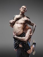 Mit jelent queerként testi fogyatékkal élni? Zavarbaejtően őszinte választ kaphatsz a Trafóban