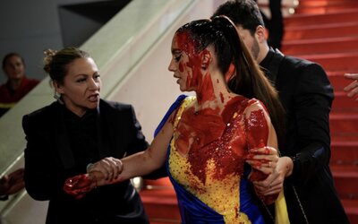 Művért öntött magára egy ukrán színekbe öltözött nő a vörös szőnyegen Cannes-ban