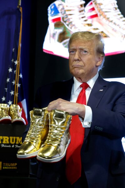 Nagyon arany, nagyon Amerika: saját sneakert dobott piacra Donald Trump rögtön azután, hogy 354 millió dollárra büntették 