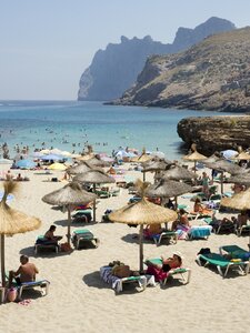 Napágyak és napernyők miatt áll a bál Mallorcán, Görögországban tengerparti éttermekre pikkelnek a helyiek