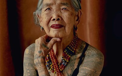 Nem csak a húszéveseké a világ: 106 éves tetoválóművész a Vogue legmenőbb címlaplánya 