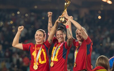 Nem csak trófeát osztogattak a női foci világbajnokságon - eluralkodtak az érzelmek a spanyol lelátón