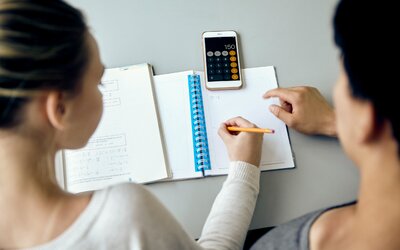 Nem tiltja ki a telefonokat az iskolából a Madách Gimnázium, inkább a digitális kultúra helyes használatára neveli a diákokat