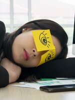 Nem veled van gond, mi is folyton hullafáradtak vagyunk – 6+1 tipp, hogy leszámolhass a frontérzékenységgel