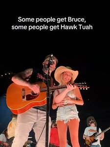 Neves countryénekessel lépett színpadra a lány, akinek a „Hawk Tuah“ mémet köszönhetjük