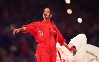 Nézd vissza Rihanna Super Bowl-fellépését, ami nem csak azért emlékezetes, mert terhesen nyomta végig