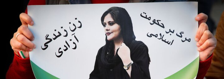 Nők tízezrei az utcán, égő hidzsábok, gyilkoló „rendőrök” – Ez történik Iránban