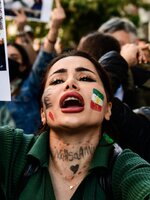 Nők tízezrei az utcán, égő hidzsábok, gyilkoló „rendőrök” – Ez történik Iránban