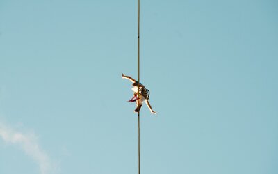 Nyugi, ha egy kötélen egyensúlyozó embert látsz a Duna fölött, az csak a cirkusz világnapja miatt lesz