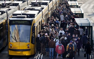 Óriási szülinapi buli lesz a 6-os villamoson péntek este